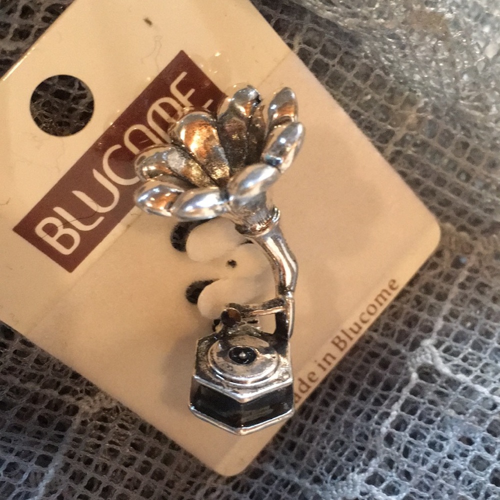 New Old Fashion Gramophone Phonograph Music Pin